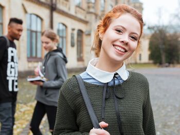A letter from Oxford is not enough. Billionaires pay tuition for Czech hopefuls and believe they will return
